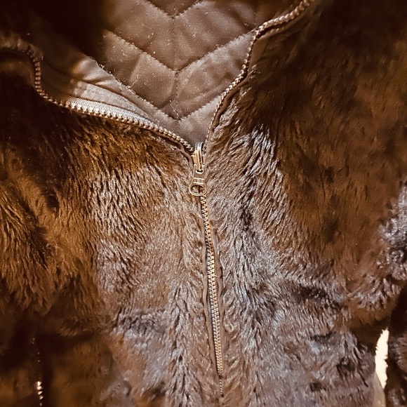 Ladies like new black faux fur with pockets inside and out - Picture 13 of 15